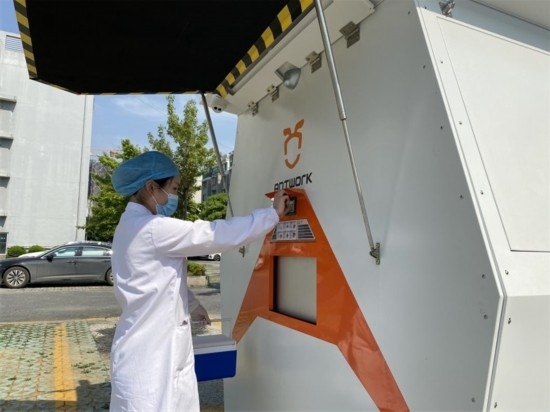 醫(yī)院接收無人機送來的醫(yī)療樣本。受訪者供圖