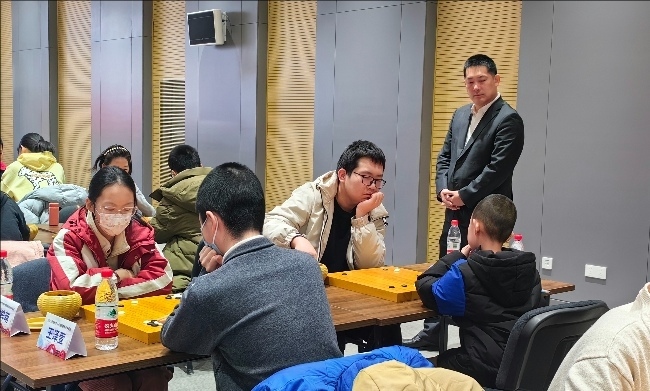 常昊觀戰(zhàn)年輕棋手們比賽。人民網記者 李乃妍攝