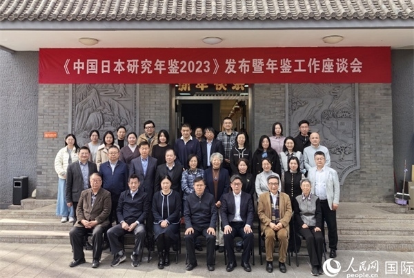 部分與會嘉賓合影留念。人民網(wǎng)記者 陳建軍攝