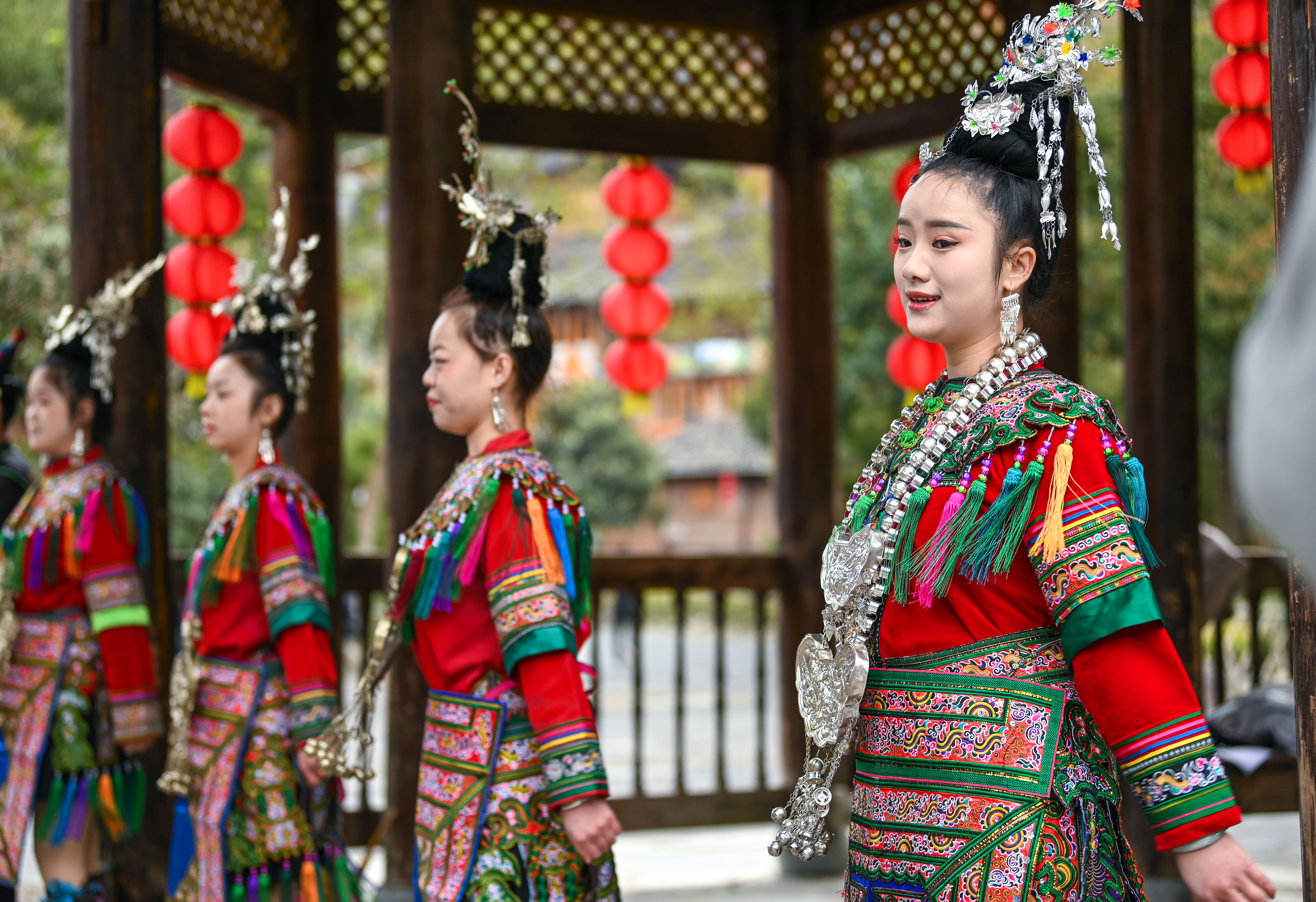  2025年3月18日，侗族群眾在貴州省黎平縣肇興侗寨給游客演唱侗族大歌。