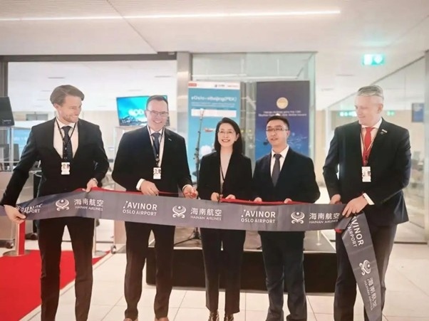中國駐挪威大使侯悅（中）出席海航奧斯陸—北京直航開航儀式。中國駐挪威大使館供圖