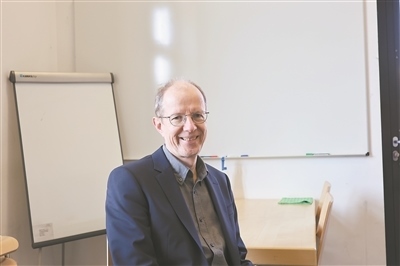 德國(guó)物理學(xué)會(huì)主席、雷根斯堡大學(xué)凝聚態(tài)物理學(xué)家克勞斯·里希特教授。駐德國(guó)記者 李山攝