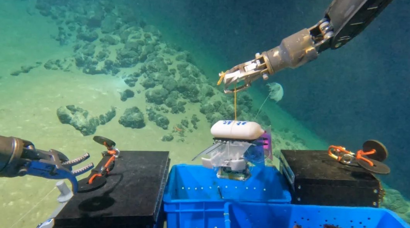 北航深海小型機(jī)器人在深海測(cè)試。校方供圖