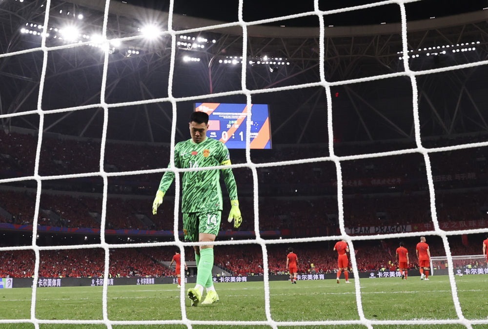 3月25日，中國(guó)隊(duì)守門(mén)員王大雷在球隊(duì)丟球后。新華社記者 曹燦 攝