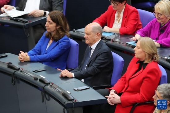 3月25日，在德國(guó)柏林，朔爾茨（中）出席新一屆德國(guó)聯(lián)邦議院首次全體會(huì)議。新華社記者 杜哲宇 攝