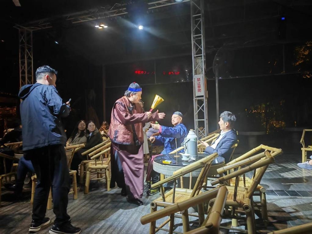 3月24日，《鶴鳴傳奇》在四川省成都市人民公園鶴鳴茶社演出。新華社記者 張海磊 攝