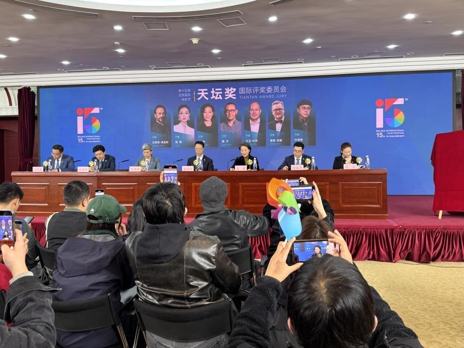 發(fā)布會現(xiàn)場公布本屆天壇獎國際評委會陣容。人民網(wǎng)記者 劉微攝