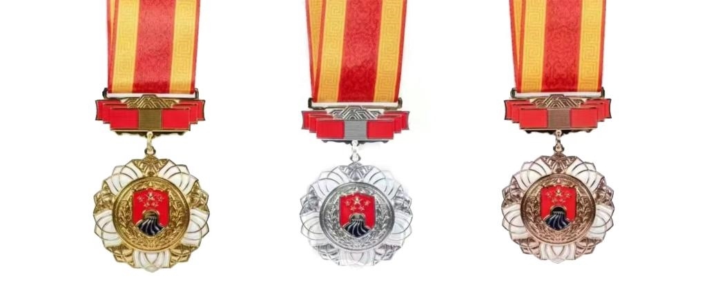 圖為戍守邊疆金質(zhì)、銀質(zhì)、銅質(zhì)紀(jì)念章。（國(guó)家移民管理局供圖）