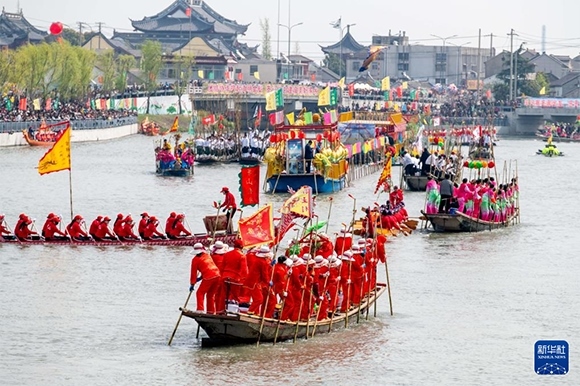 ?4月4日，選手在參加茅山會船盛會 。?新華社發(fā)（楊玉崗 攝）