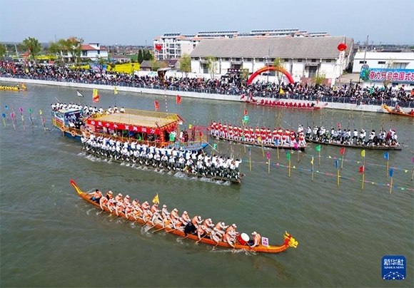 4月4日， 選手在參加茅山會船盛會（無人機(jī)照片）。新華社發(fā)（顧繼紅 攝）
