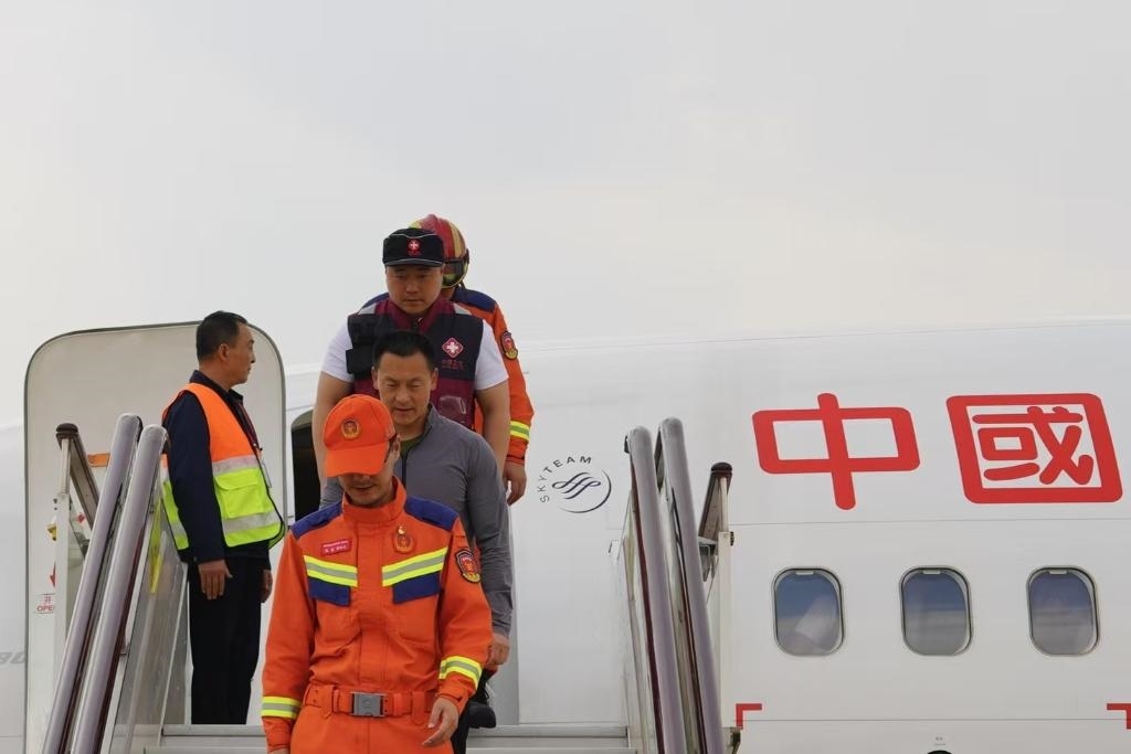4月6日，在云南省昆明長(zhǎng)水機(jī)場(chǎng)，中國(guó)云南救援醫(yī)療隊(duì)抵達(dá)昆明。新華社記者 高詠薇 攝