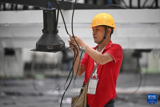 4月4日，工作人員在海南國際會展中心內(nèi)布設(shè)燈光。