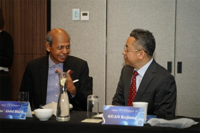 分享會現(xiàn)場，中方記者同與會代表進行友好交流。林俊揚攝