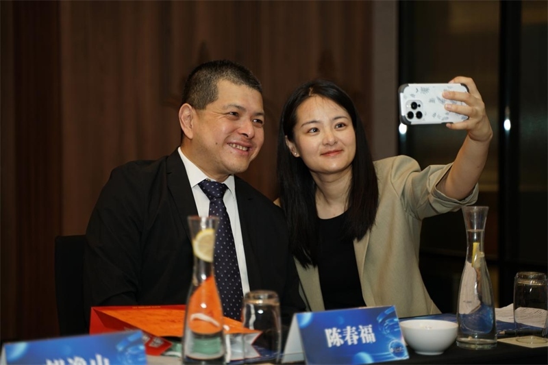 分享會上，中方記者同與會代表合影留念。林俊揚攝