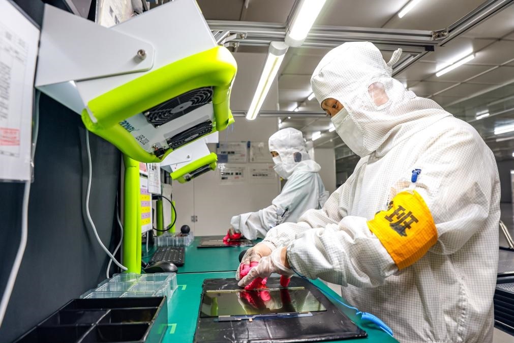 3月27日，在位于寧夏賀蘭工業(yè)園區(qū)的湯姆森電氣有限公司生產(chǎn)車間內(nèi)，工作人員制作硅膠絕緣護套。新華社記者 楊植森 攝