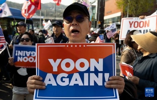 4月11日，在韓國首爾漢南洞官邸附近，支持者為韓國前總統(tǒng)尹錫悅送行。新華社發(fā)（全休相攝）