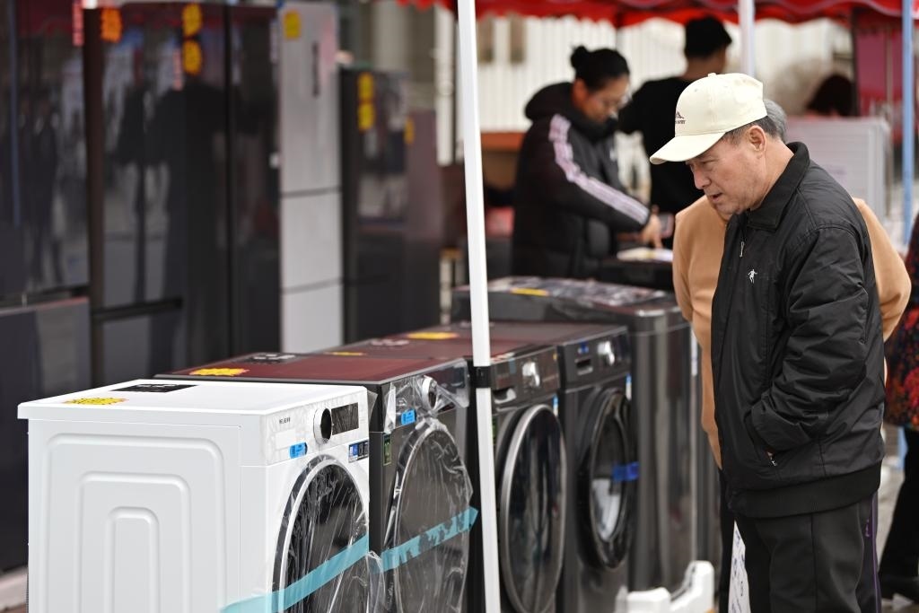 3月28日，天津市北辰區(qū)舉行2025年消費品以舊換新惠民服務(wù)活動，吸引眾多市民前來選購。新華社記者 李然 攝