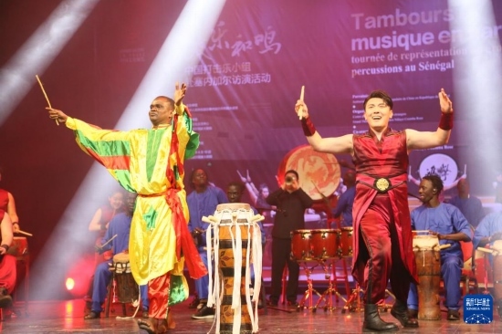 4月10日，在塞內(nèi)加爾首都達(dá)喀爾的國(guó)家大劇院，中央音樂(lè)學(xué)院進(jìn)擊打擊樂(lè)團(tuán)與塞內(nèi)加爾杜杜·恩迪亞耶·羅斯打擊樂(lè)團(tuán)同臺(tái)演出。新華社記者 司源 攝