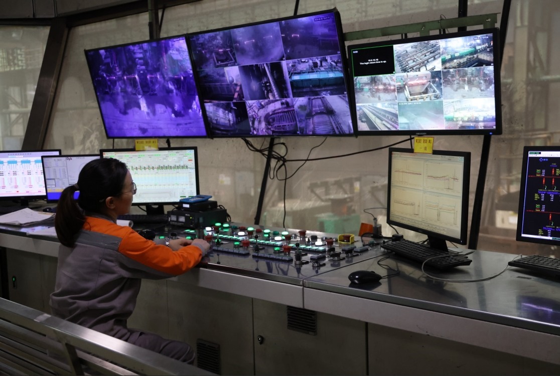 工作人員在馬中關(guān)丹產(chǎn)業(yè)園內(nèi)的聯(lián)合鋼鐵生產(chǎn)車間內(nèi)工作。（人民日?qǐng)?bào)記者楊一 攝）