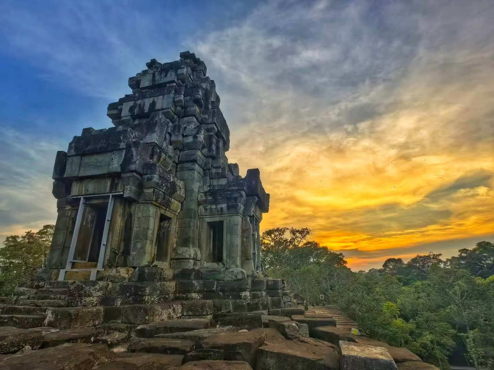 由中國專家修復(fù)的茶膠寺最高處的砂巖塔。（人民日報(bào)記者強(qiáng)薇 攝）
