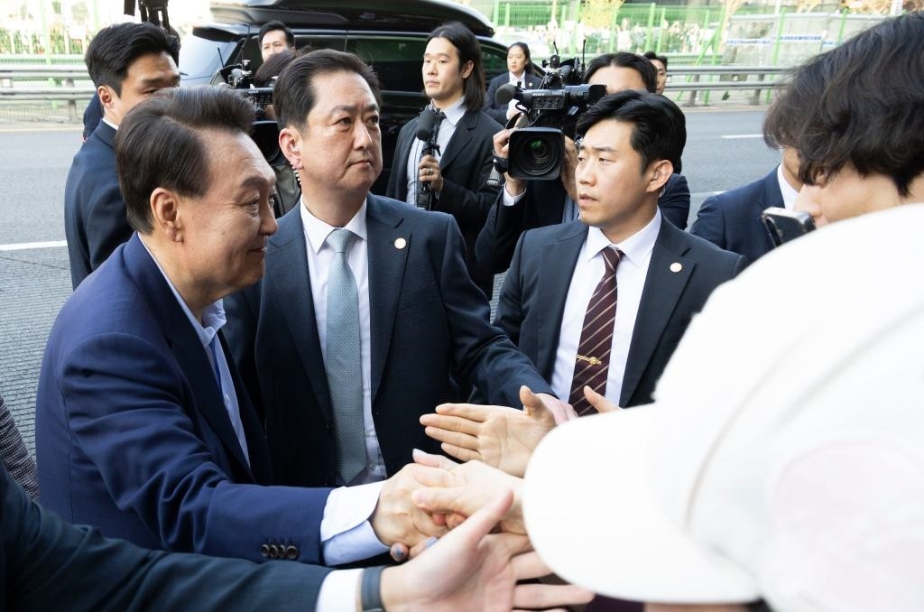 4月11日，韓國前總統(tǒng)尹錫悅（左一）在離開首爾漢南洞官邸時(shí)與支持者握手。新華社發(fā)（全休相攝）