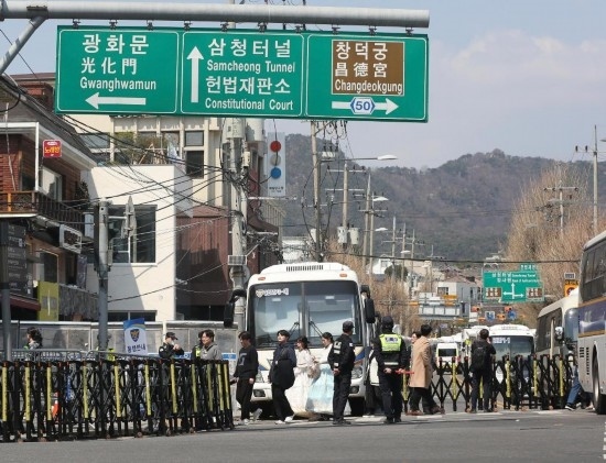  4月3日，在韓國(guó)首爾，警察在韓國(guó)憲法法院附近進(jìn)行交通管制。新華社記者姚琪琳攝