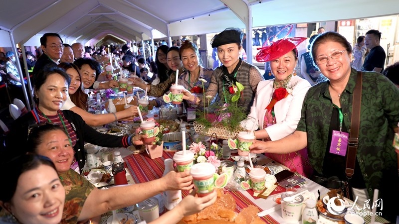 海外華僑在活動現(xiàn)場品嘗“家鄉(xiāng)味”。人民網(wǎng)記者 符武平攝