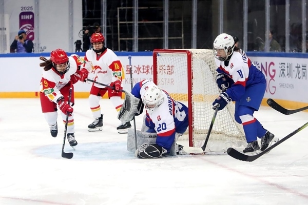 中國隊(duì)球員孔明會(huì)(左一)射門。圖片來源：中國冰球協(xié)會(huì)