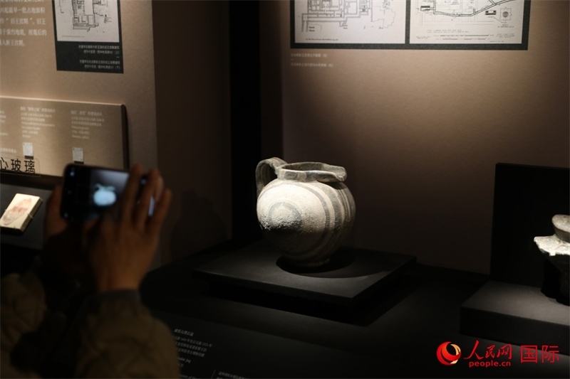 參觀者在拍攝。4月14日，來(lái)自希臘伊拉克利翁考古博物館的文物在故宮博物院展出。（人民網(wǎng) 張澤宇攝）