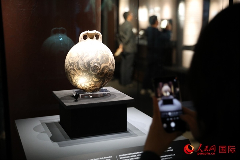 參觀者在拍攝。4月14日，來(lái)自希臘伊拉克利翁考古博物館的文物在故宮博物院展出。（人民網(wǎng) 張澤宇攝）