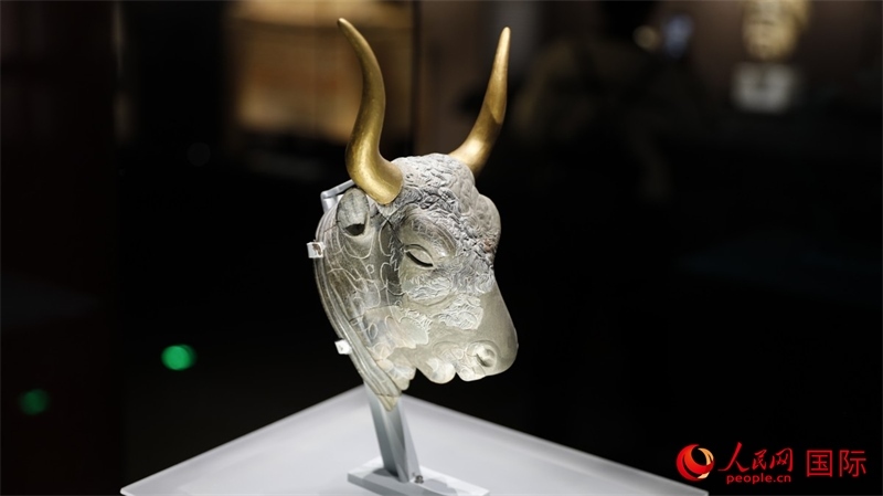 公牛頭型綠泥石來(lái)通杯。4月14日，來(lái)自希臘伊拉克利翁考古博物館的文物在故宮博物院展出。（人民網(wǎng) 張澤宇攝）