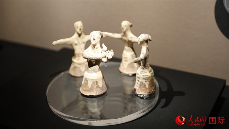 舞蹈者與音樂(lè)家雕塑群像。4月14日，來(lái)自希臘伊拉克利翁考古博物館的文物在故宮博物院展出。（人民網(wǎng) 張澤宇攝）