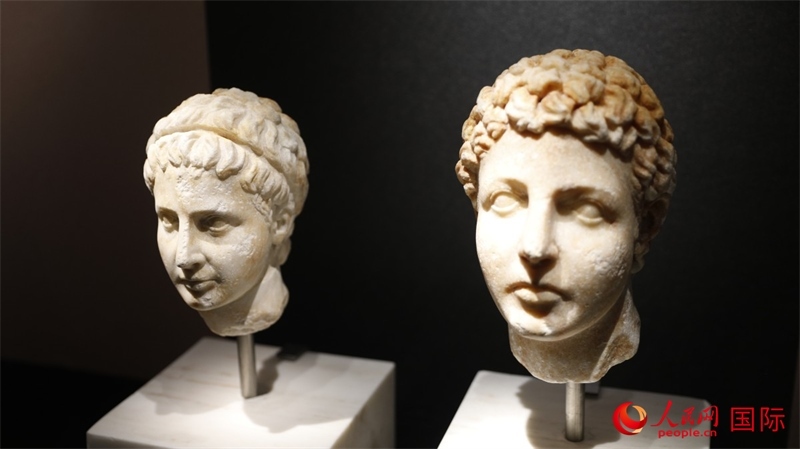 兄弟大理石頭像。4月14日，來(lái)自希臘伊拉克利翁考古博物館的文物在故宮博物院展出。（人民網(wǎng) 張澤宇攝）