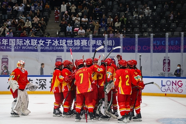 中國隊(duì)球員慶祝勝利。圖片來源：中國冰球協(xié)會(huì)