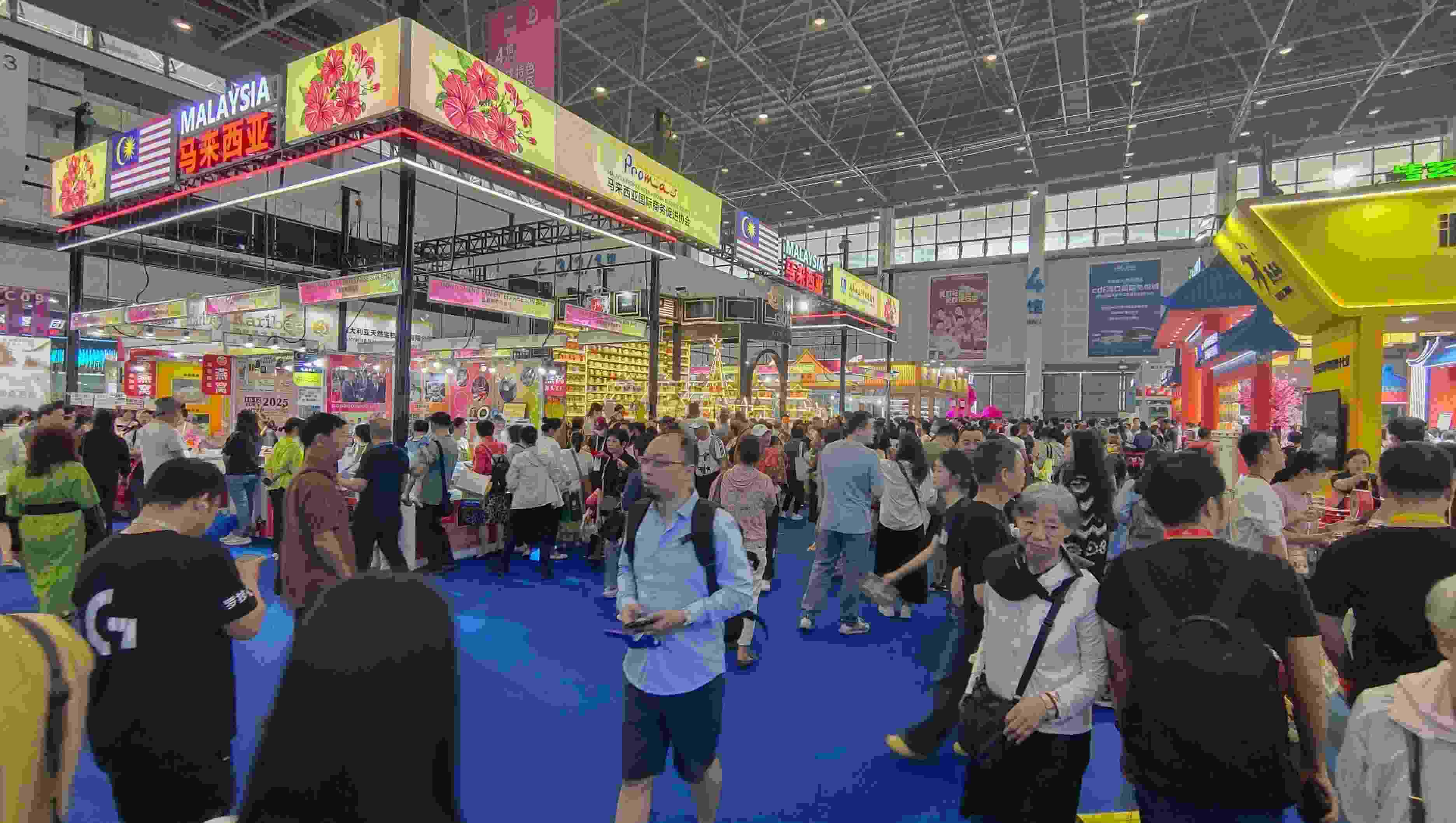 消博會迎來公眾開放日，眾多市民、客商來到展館參觀、購物。人民網(wǎng)記者 李彤?dāng)z