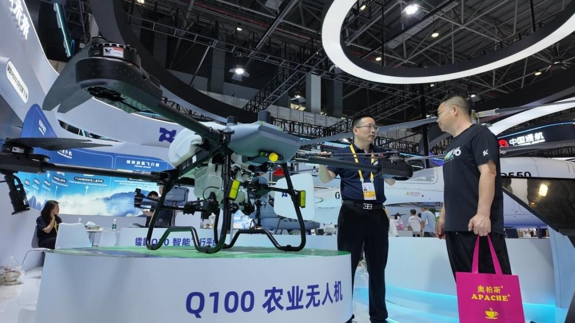低空經(jīng)濟展區(qū)展出的農(nóng)業(yè)無人機裝備。人民網(wǎng) 歐陽易佳攝