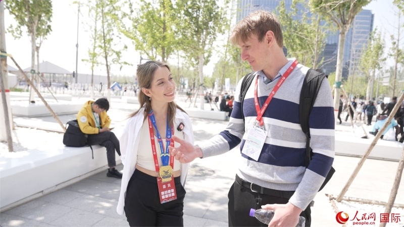 墨西哥的參賽選手阿蘭薩蘇?巴燕（左）與瑞士選手喬文韜。人民網記者 袁蒙攝