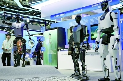 3月27日，在中關(guān)村展示中心常設(shè)展上，人形機(jī)器人“天工”向參觀者招手示意。新華社記者 鞠煥宗攝