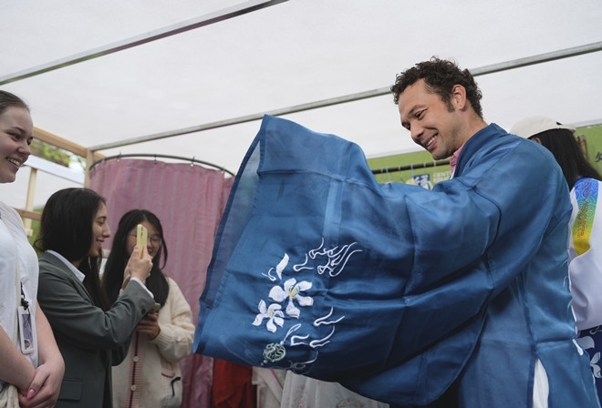 外國青年試穿漢服。中外語言交流合作中心供圖