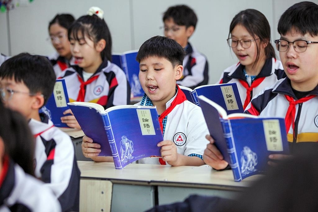 △2025年4月21日，河南焦作，學(xué)生們在誦讀《論語》。