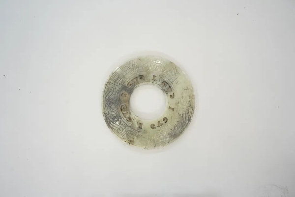 武王墩一號(hào)墓出土的鏤孔玉璧。全國十大考古新發(fā)現(xiàn)活動(dòng)辦公室供圖