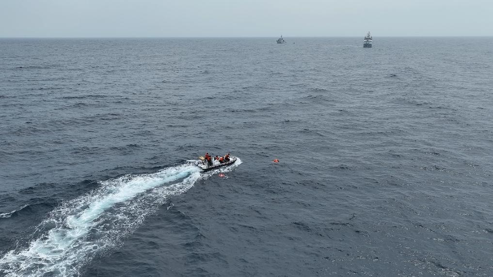 4月23日，中越海警開展海上聯(lián)合搜救演練，模擬營救落水人員。（中國海警供圖）