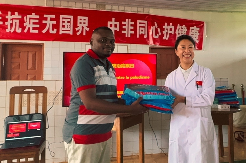 【3】贈送抗瘧物資。中國（山西）第24批援喀麥隆姆巴爾馬尤醫(yī)療隊(duì) 供圖