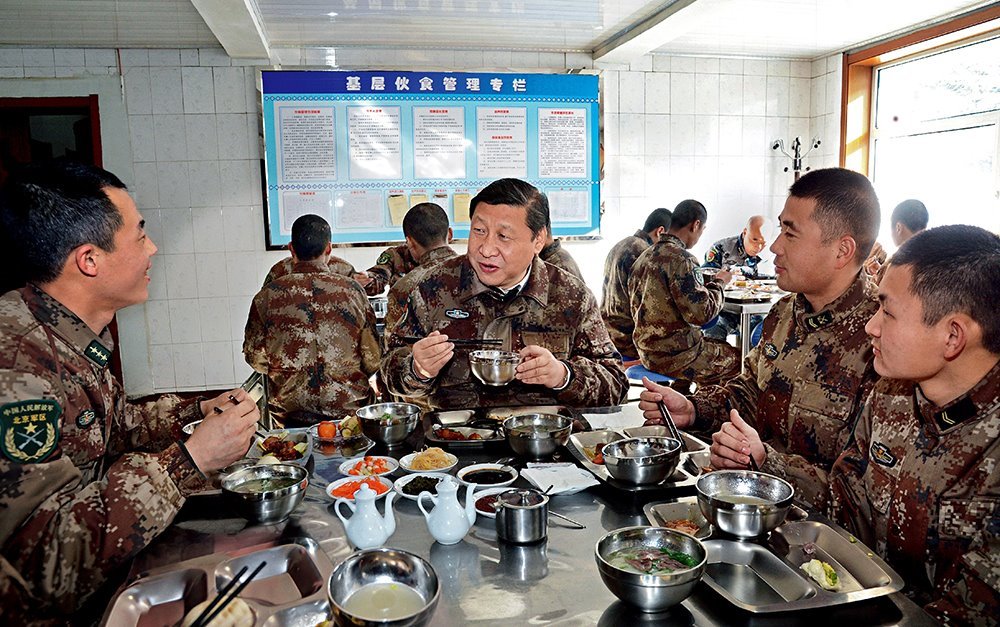 2014年1月26日，習(xí)近平主席專程來到內(nèi)蒙古軍區(qū)邊防某部，親切看望慰問戍邊官兵。這是在連隊食堂，習(xí)近平主席同戰(zhàn)士們一起用餐。