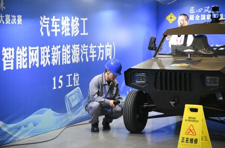 2024年9月11日，由全國(guó)總工會(huì)、人力資源和社會(huì)保障部等單位主辦的第八屆全國(guó)職工職業(yè)技能大賽決賽在陜西開(kāi)幕。這是選手在位于西安國(guó)際會(huì)展中心的比賽場(chǎng)地參加汽車維修工（智能網(wǎng)聯(lián)新能源汽車方向）工種比賽。新華社記者 張博文 攝
