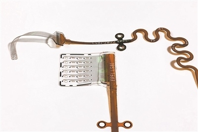 新開(kāi)發(fā)的ABI旨在輕柔地貼合腦組織，提高信號(hào)精度和患者舒適度。圖片來(lái)源：瑞士洛桑聯(lián)邦理工學(xué)院