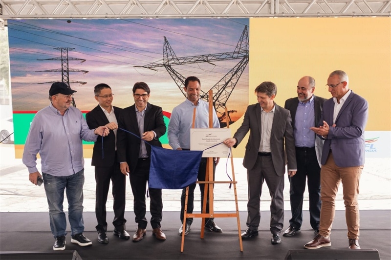 CPFL公司執(zhí)行副總裁弗拉維奧·恩里克·里貝羅（中）、CPFL輸電公司總裁李甫（左二）、南里奧格蘭德州州議員阿洛伊西奧·克拉斯曼（左一）、州長(zhǎng)代表豪爾赫·波佐邦（右一）等出席投運(yùn)儀式。 中國(guó)國(guó)家電網(wǎng)巴西電力CPFL公司供圖