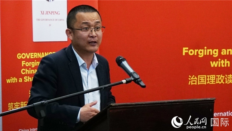 中非青年婦女協(xié)會(huì)主席、南非大學(xué)教授秦效順在讀書(shū)會(huì)上發(fā)言。人民網(wǎng) 劉暢攝