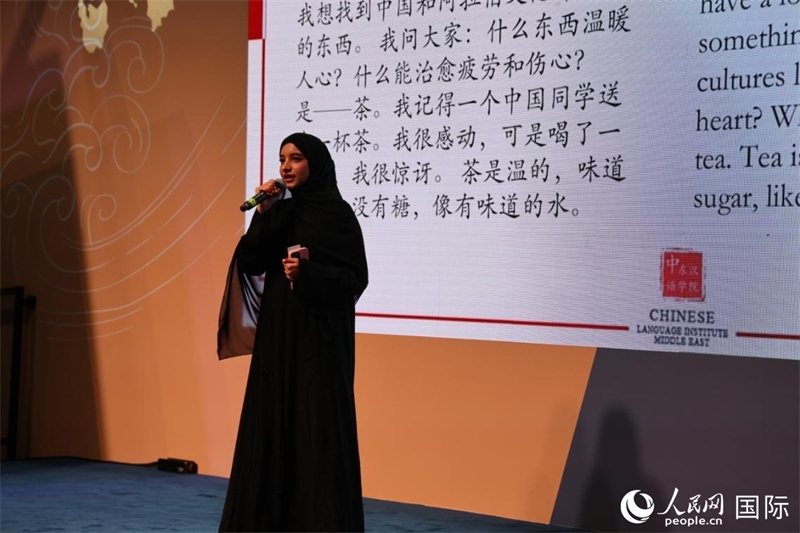 第四屆“阿聯(lián)酋眼中的中國”中文比賽上，一位阿聯(lián)酋漢語學(xué)習(xí)者與觀眾分享對中國茶文化的思考。人民網(wǎng)記者 張志文攝