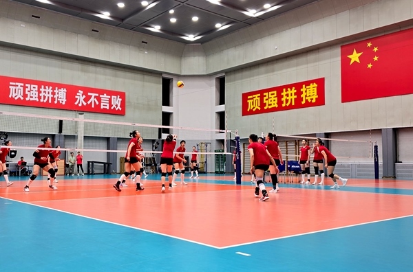 4月28日，中國(guó)女排在主教練趙勇的帶領(lǐng)下進(jìn)行訓(xùn)練。人民網(wǎng)記者 胡雪蓉?cái)z